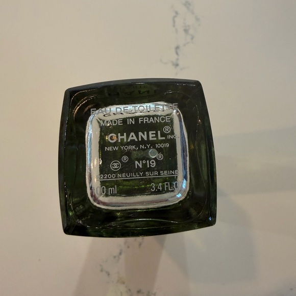 CHANEL N°19 Perfume with Green Hue - Picture 2 of 2